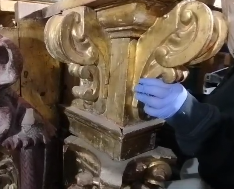 Continúan los trabajos de restauración del retablo del Cristo Románico