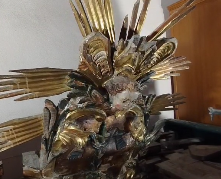 Fijación del adorno del retablo del Cristo Románico