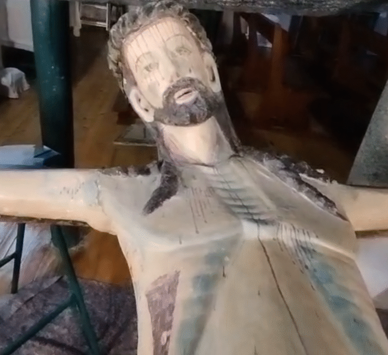 Detalles ocultos bajo la capa de pintura del Cristo Románico